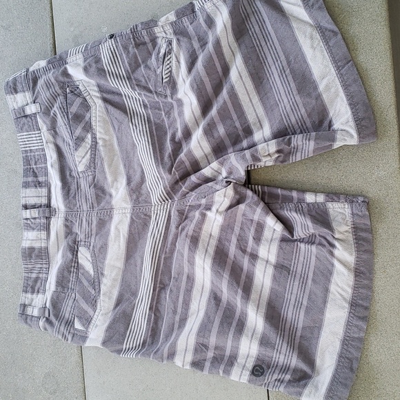 Grey Striped Lululemon Shorts Size 34 - Picture 4 of 4